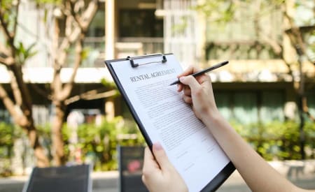 hình ảnh minh họa cho việc ký hợp đồng cho thuê nhà.