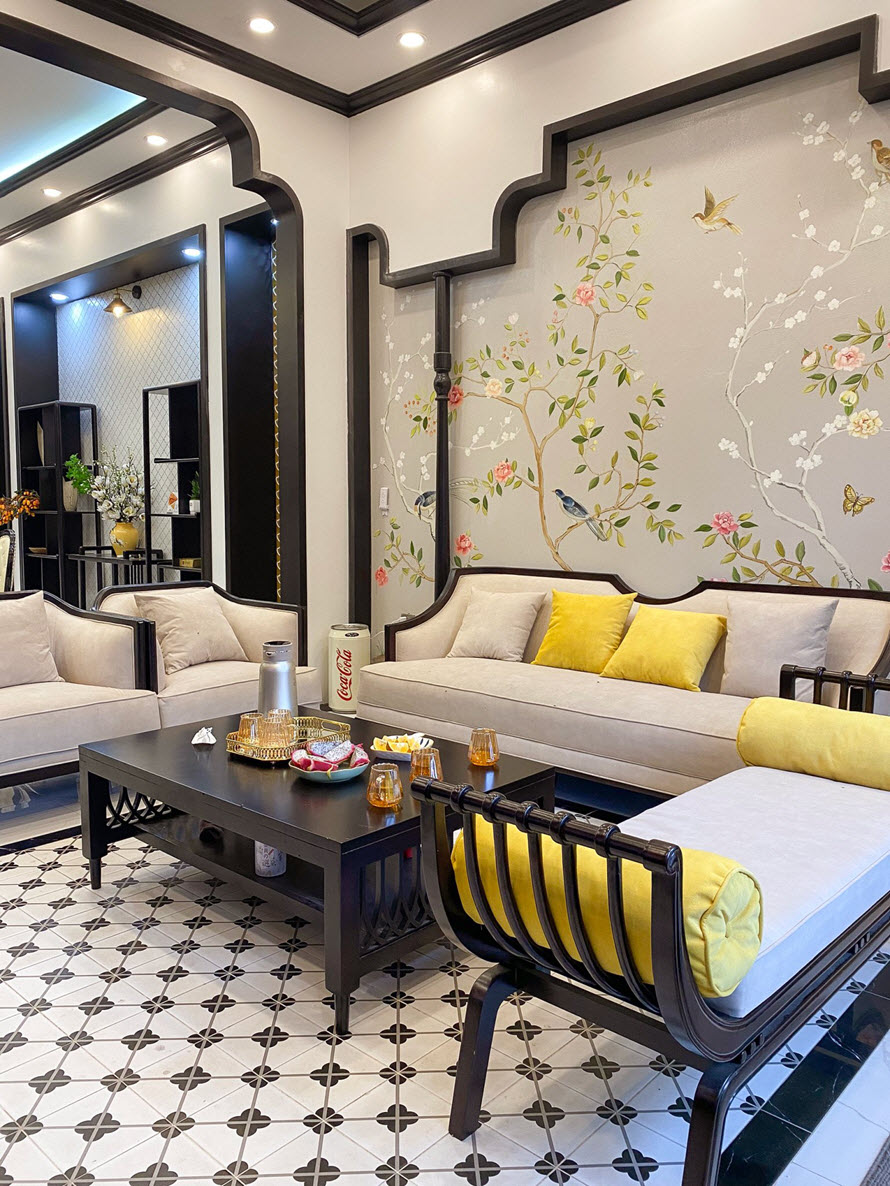 Trong phòng khách biệt thự, bộ ghế sofa và bàn trà khung gỗ đen tuyền sang trọng, hài hòa với tổng thể không gian chung.