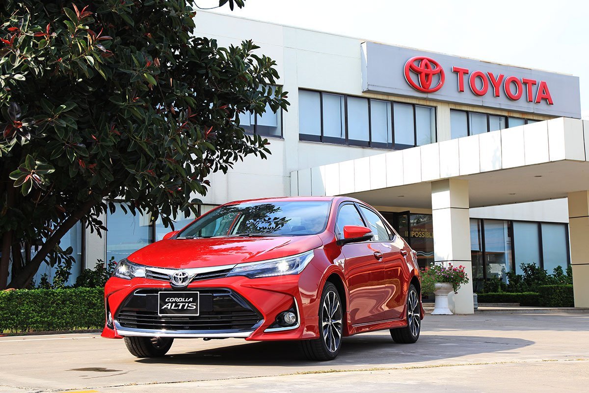 Toyota Corolla Altis giảm gi&aacute; mạnh tay, xả h&agrave;ng tồn đ&oacute;n phi&ecirc;n bản mới.