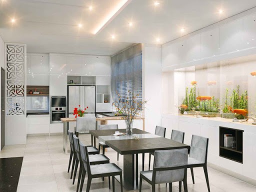 Bếp kết hợp phòng ăn khá rộng rãi, điểm nhấn là bể cá cảnh sinh động, vui mắt.