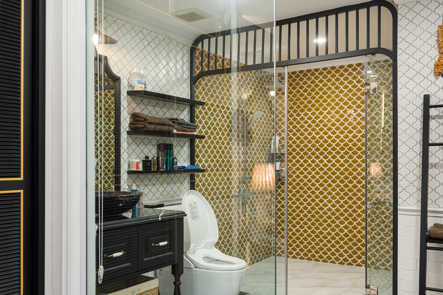 Thiết kế nội thất ph&ograve;ng tắm sang trọng với điểm nhấn l&agrave; gạch ốp vảy c&aacute; m&agrave;u v&agrave;ng đồng s&aacute;ng b&oacute;ng. Đ&acirc;y thực sự l&agrave; kh&ocirc;ng gian thư gi&atilde;n thoải m&aacute;i nhất sau một ng&agrave;y l&agrave;m việc vất vả.