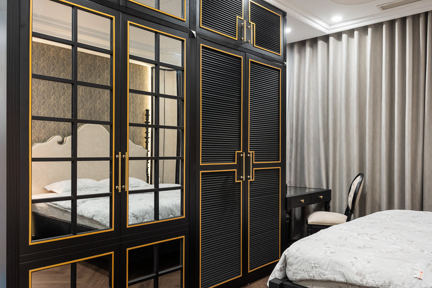 Phong cách nội thất Indochine thể hiện qua những đường kẻ chỉ trên tường trần, tủ quần áo rất tinh tế, mà không quá phô trương.
