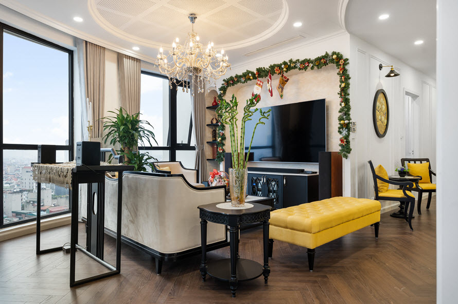to&agrave;n cảnh ph&ograve;ng kh&aacute;ch phong c&aacute;ch Indochine với cửa k&iacute;nh trong suốt
