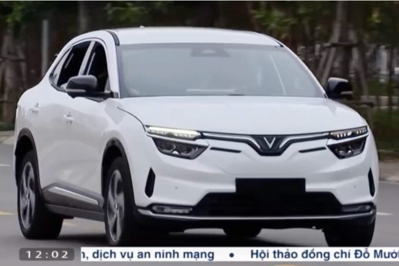 Chủ tịch nước Nguyễn Xu&acirc;n Ph&uacute;c trải nghi&ecirc;̣m VinFast VF 8 cùng tỷ phú Phạm Nhật Vượng 1