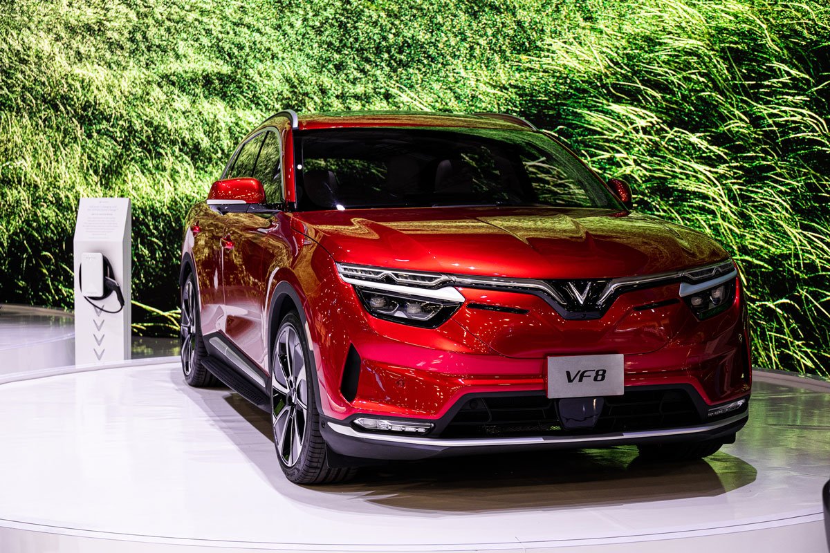Chủ tịch nước Nguyễn Xu&acirc;n Ph&uacute;c trải nghi&ecirc;̣m VinFast VF 8 cùng tỷ phú Phạm Nhật Vượng 1