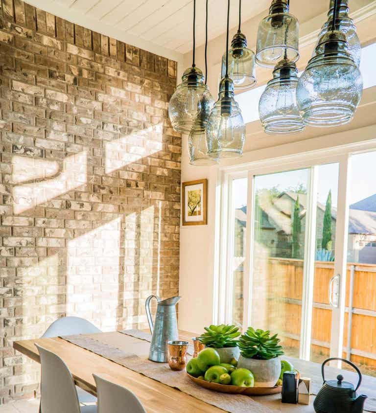 Đèn mặt dây chuyền thường được lắp đặt ở khu vực bàn ăn.