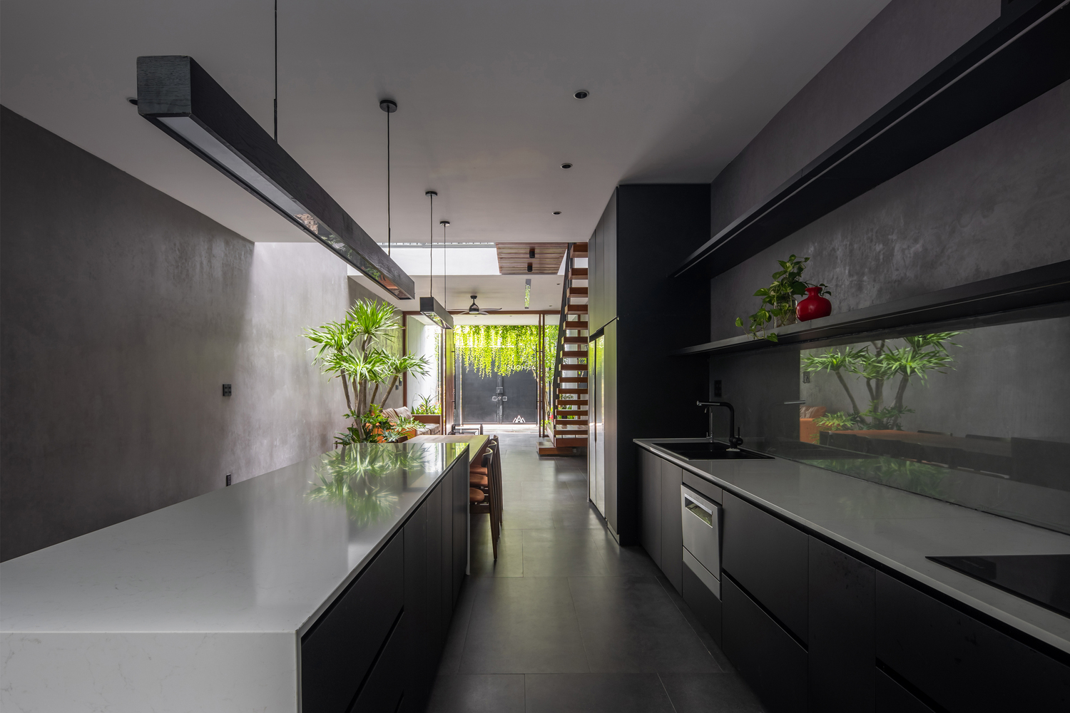 Từ khu bếp nh&igrave;n ra ph&ograve;ng kh&aacute;ch, cửa trước nh&agrave; phố