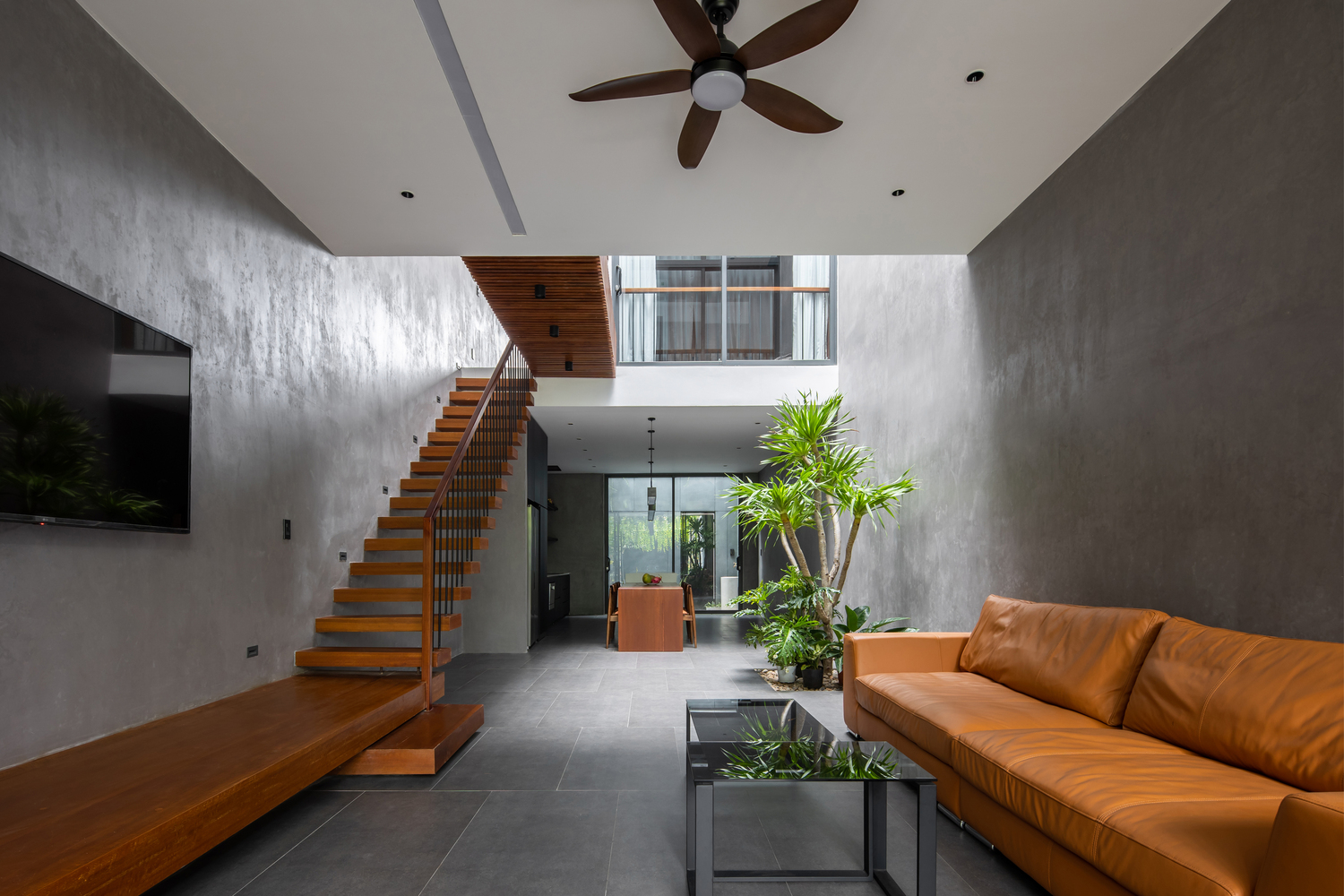 To&agrave;n cảnh ph&ograve;ng kh&aacute;ch với sofa m&agrave;u v&agrave;ng da b&ograve; nổi bật