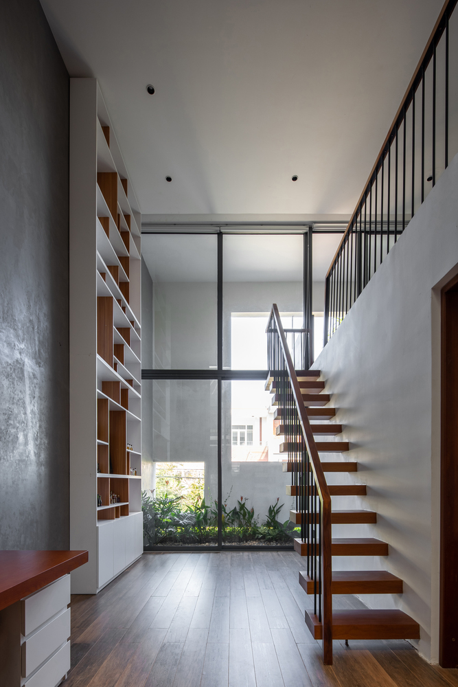 cầu thang gỗ bậc hở trong nh&agrave; phố