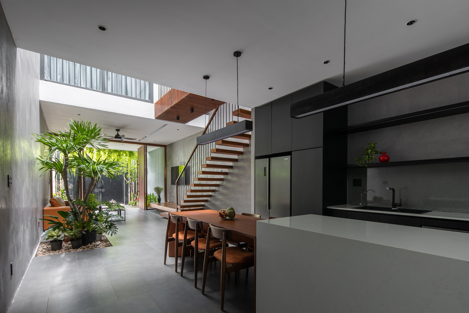 Kh&ocirc;ng gian bếp cạnh giếng trời nh&agrave; phố