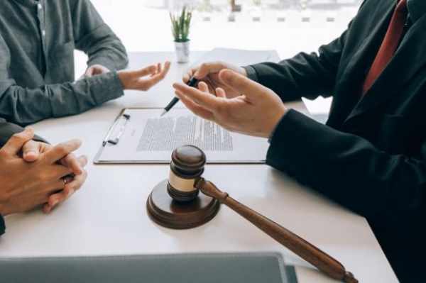 Mua nhà đất bằng hợp đồng ủy quyền tiềm ẩn nhiều rủi ro khôn lường. Ảnh minh họa