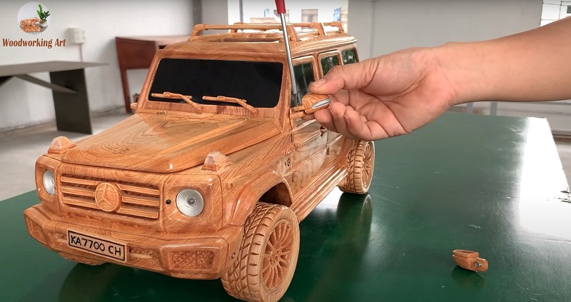 Mercedes-Benz G500 4x4² được chế tạo từ gỗ bách Phúc Kiến và được phủ lên một lớp sơn bóng đẹp mắt. 1