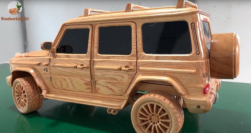Mô hình Mercedes-Benz G500 4x4² bằng gỗ do thợ mộc người Việt tự tay chế tác. 1