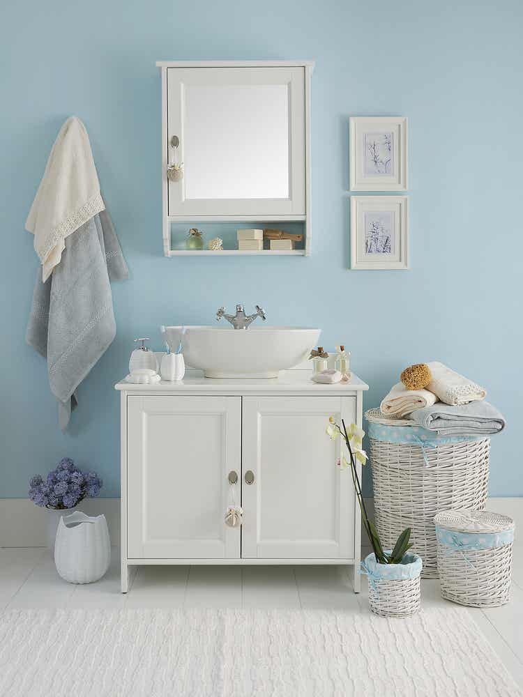 Ph&ograve;ng tắm nhỏ với tường sơn xanh da trời, tủ tường m&agrave;u trắng, tủ dưới bồn rửa m&agrave;u trắng