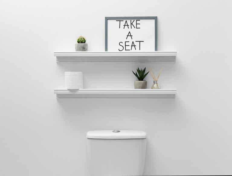 Kệ mở gọn xinh tr&ecirc;n khu vực bồn cầu.