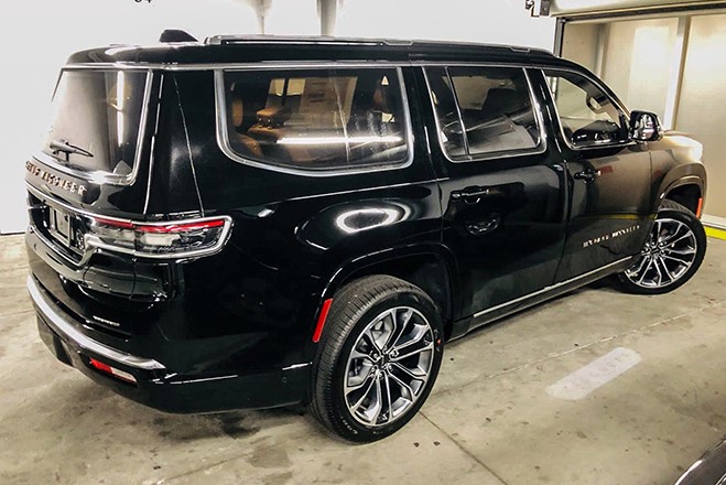 Jeep Grand Wagoneer 2022 có ngoại thất đen bóng 1