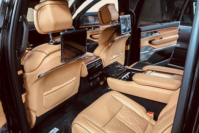 Khoang nội thất sang trọng, tràn ngập màn hình của Jeep Grand Wagoneer 2022 1