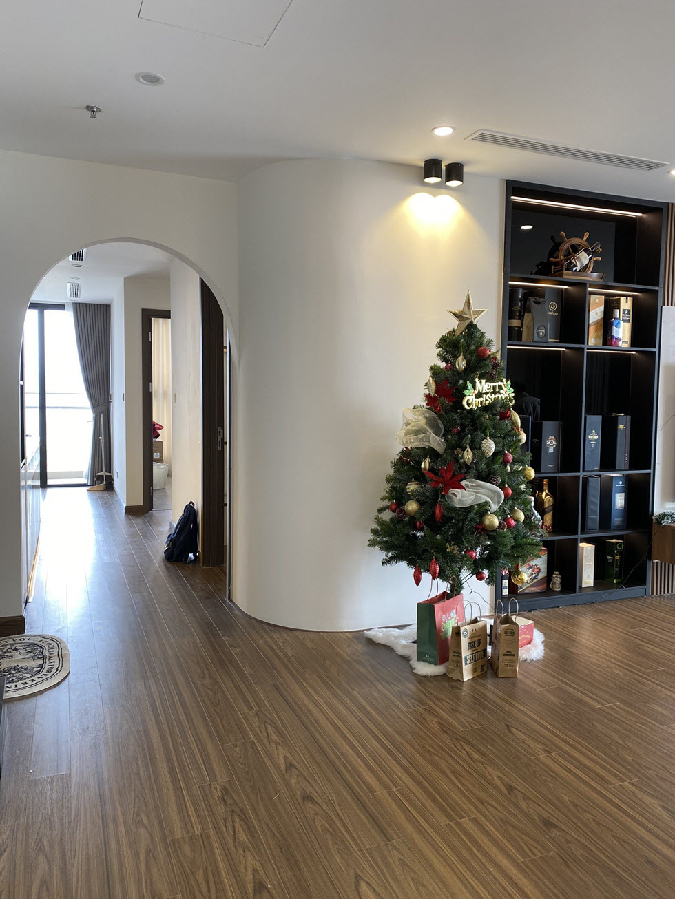 Hàng lang thoáng rộng dẫn lối vào các phòng chức năng trong căn hộ 150m2 đập thông.