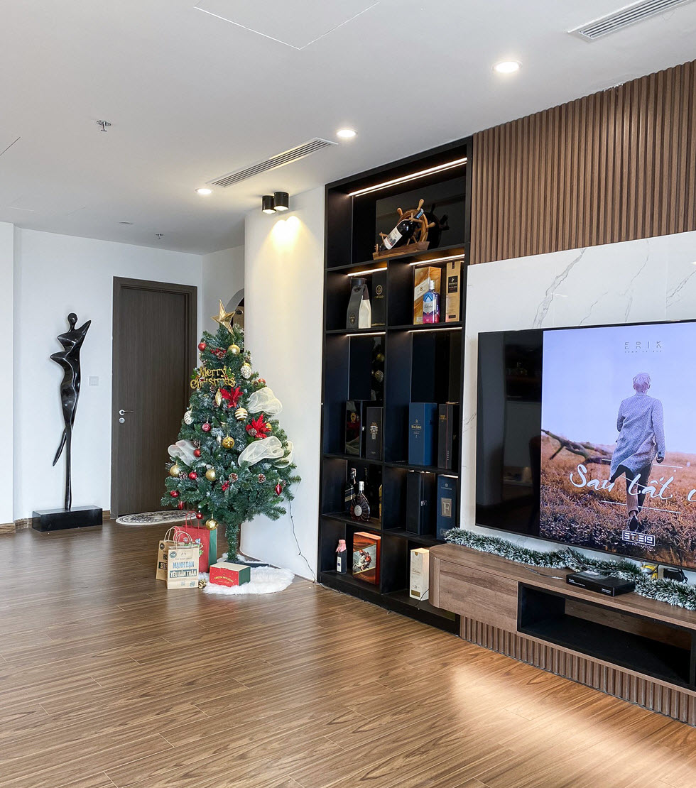 Tượng điêu khắc nghệ thuật màu đen sáng bóng, tạo điểm nhấn sinh động cho khu vực hành lang căn hộ 150m2.
