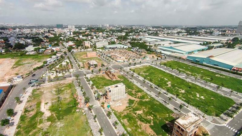 h&igrave;nh ảnh khu đất ph&acirc;n l&ocirc; nh&igrave;n từ tr&ecirc;n cao, xung quanh l&agrave; khu d&acirc;n cư thấp tầng xen kẽ c&acirc;y xanh