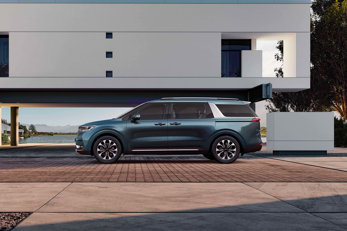 KIA Carnival được đánh giá cao nhờ ngoại thất thu thút, giá bán hấp dẫn.
