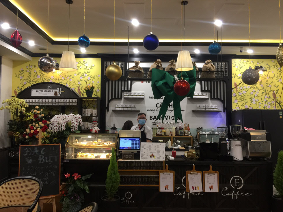 Không gian quán tông màu đen - trắng chủ đạo kết hợp cùng những điểm nhấn màu vàng từ tranh tường đậm chất Đông Dương.