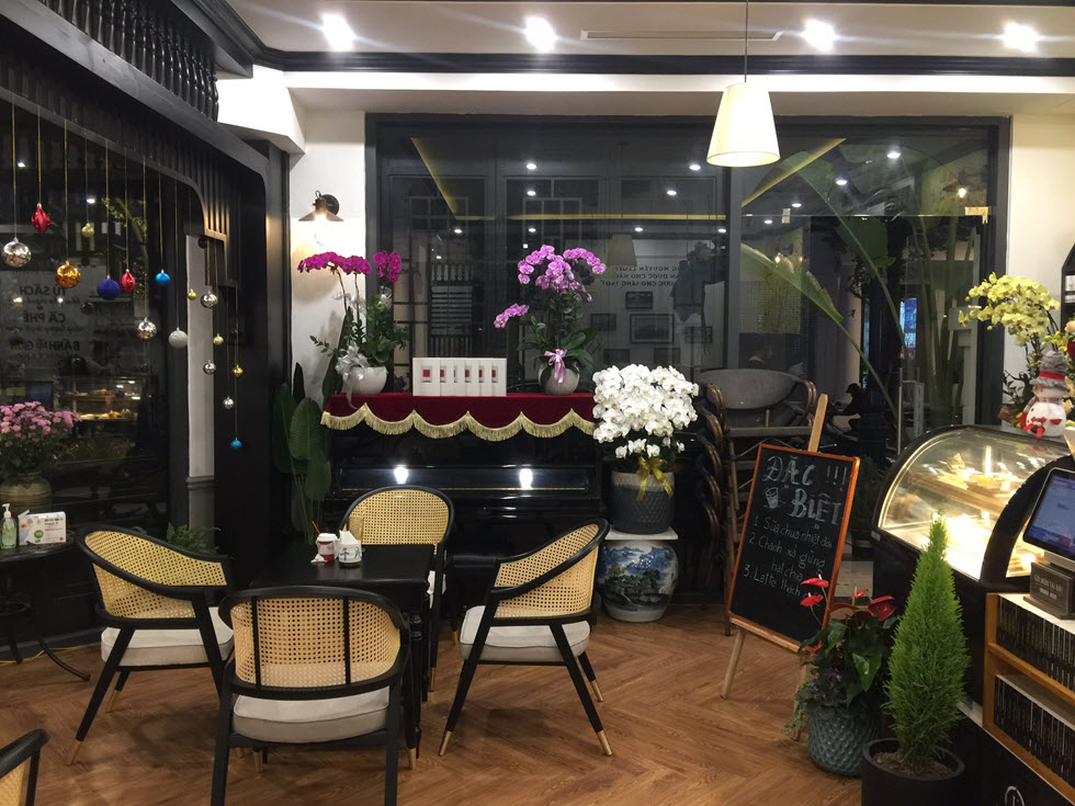 bộ ban ghế phong cách Đông Dương trong quán cà phê