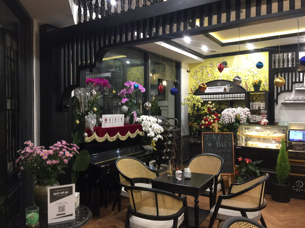 Khung cửa vòm với các chi tiết trang trí định hình phong cách Indochine cho quán.