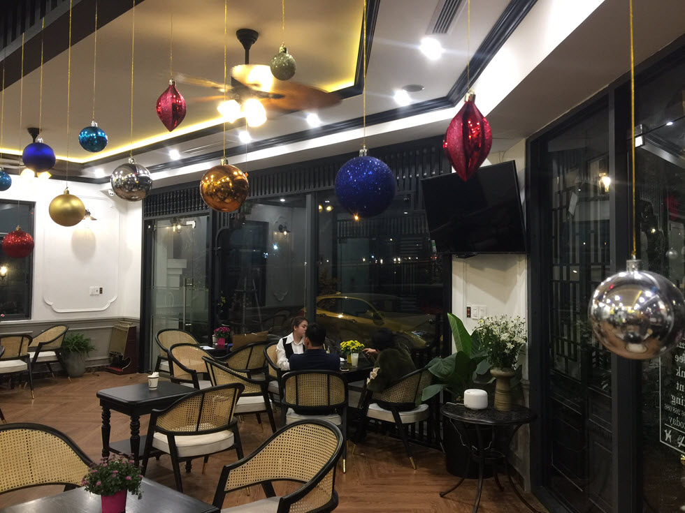 Không gian quán cà phê ấm áp, thân thiện.