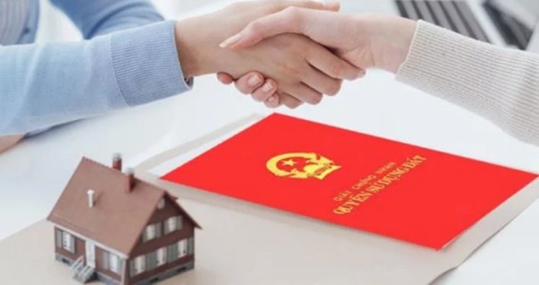 hình ảnh bắt tay, dưới bàn là sổ đỏ, mô hình ngôi nhà minh họa cho hợp đồng mua bán nhà đất 