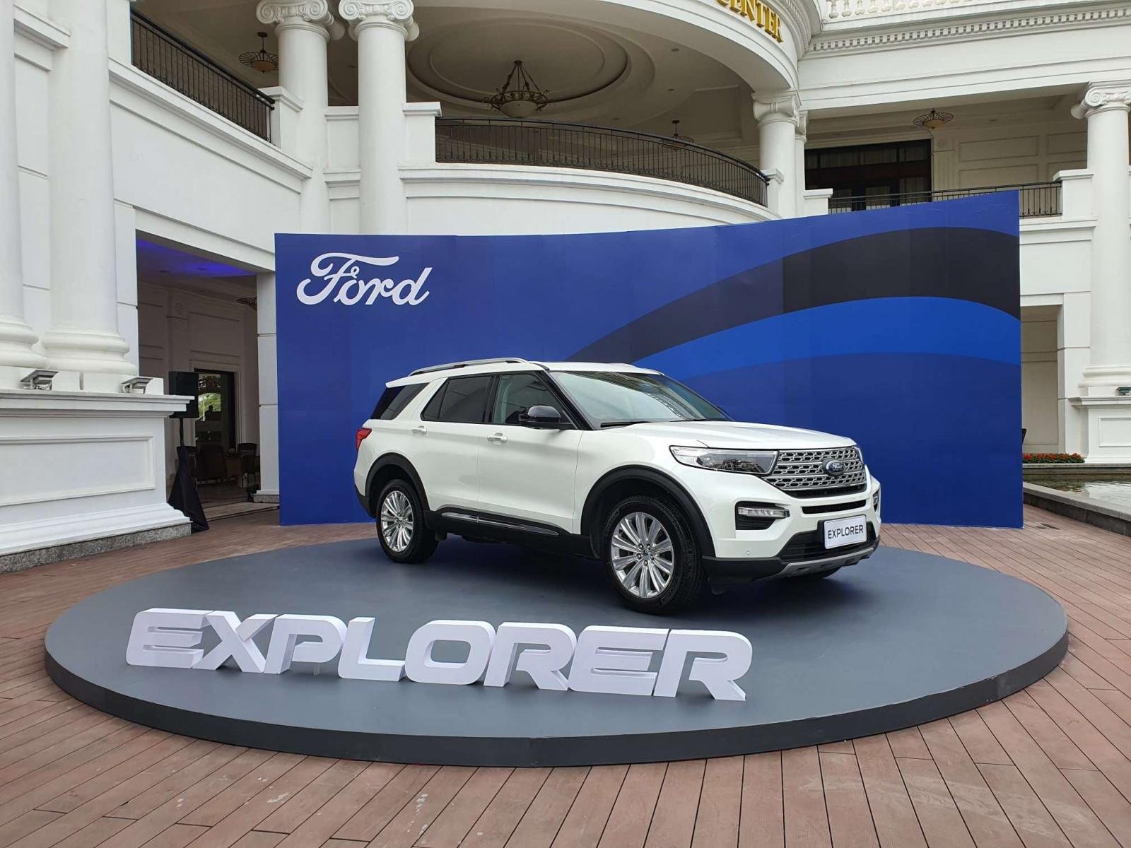 Ford Explorer 2022 ch&ecirc;nh&nbsp;200-300 triệu đồng 1