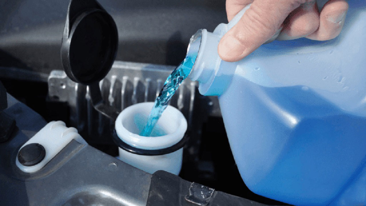 Sai lầm khi d&ugrave;ng nước l&agrave;m m&aacute;t động cơ thay cho nước rửa k&iacute;nh.