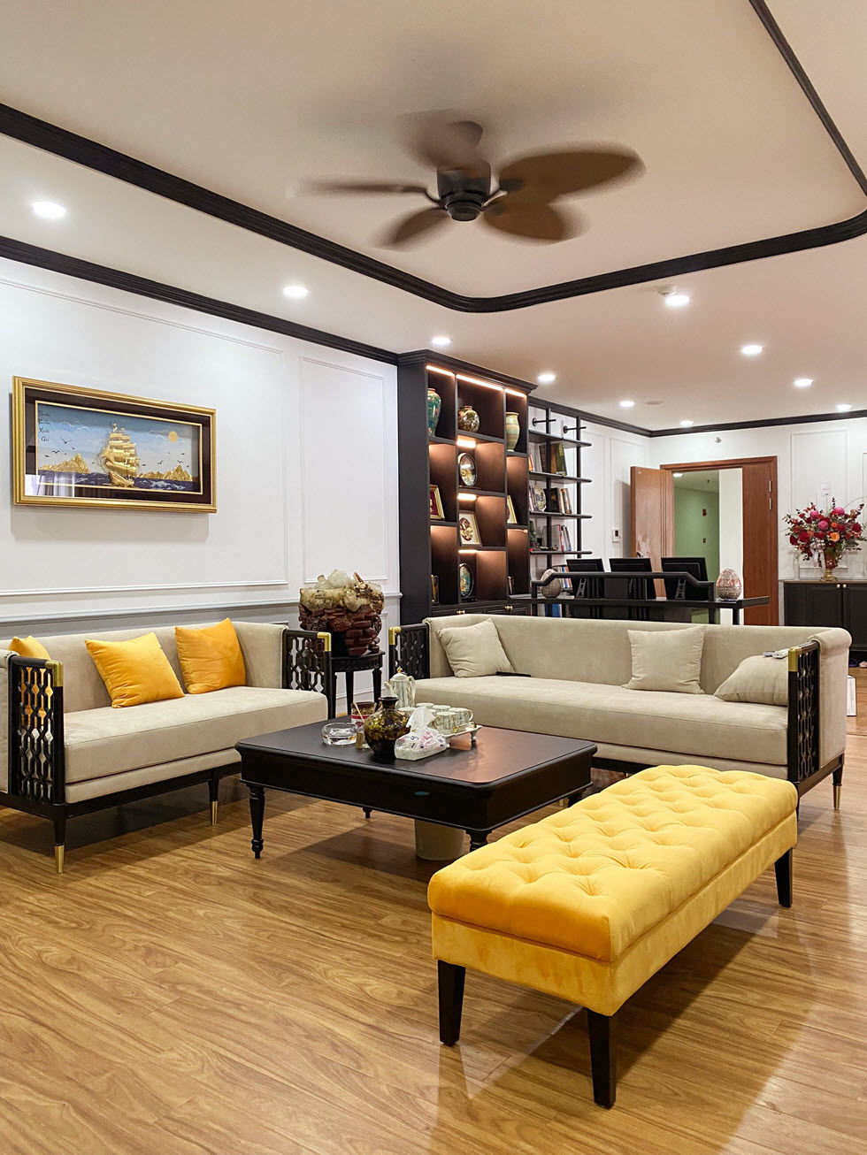 Sắc vàng đậm chất Đông Dương luôn là điểm nhấn nổi bật, tinh tế trong không gian nội thất phong cách Indochine.