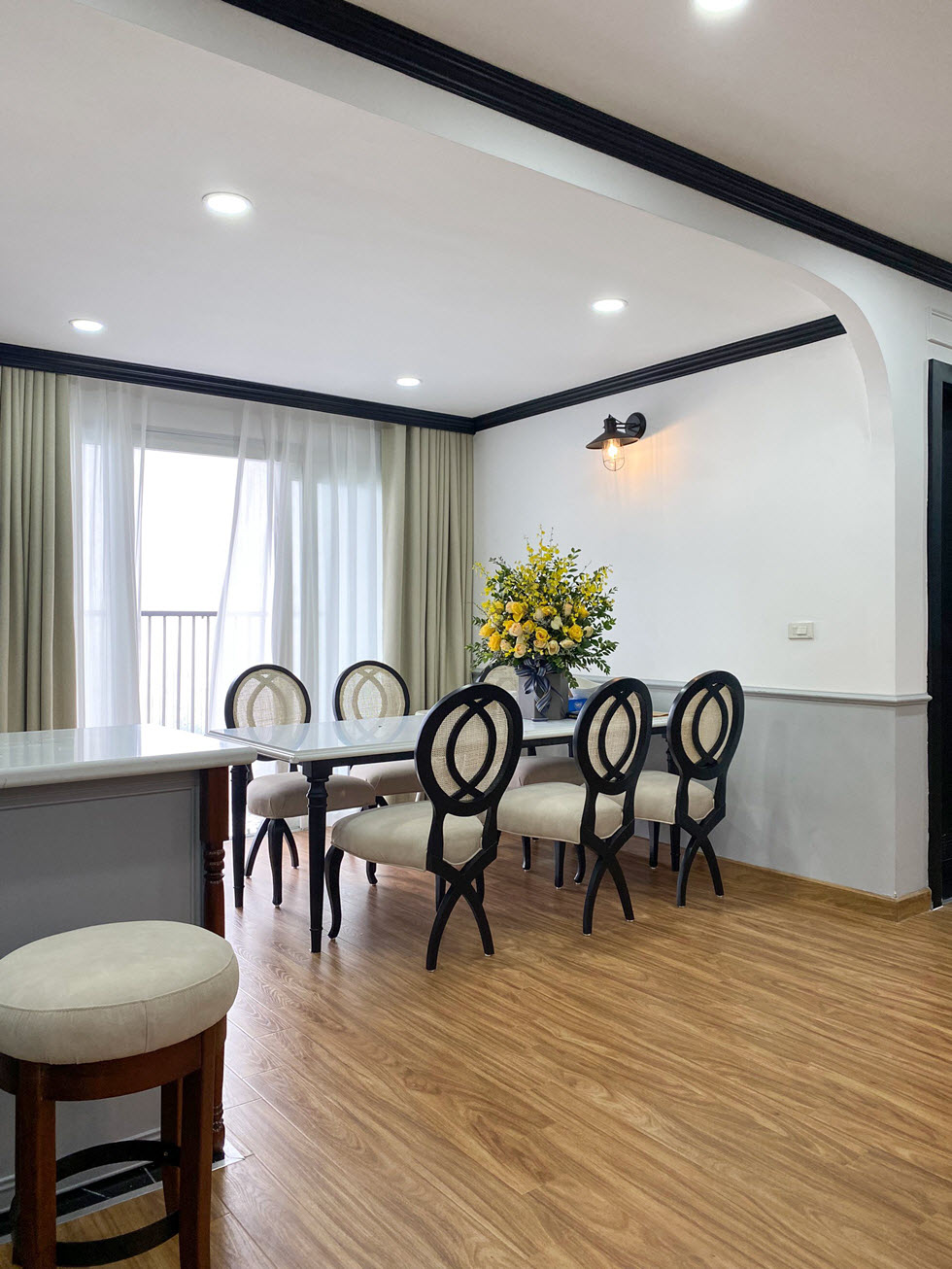 Liền kề khu bếp là phòng ăn thoáng đãng, ngập tràn ánh sáng tự nhiên.