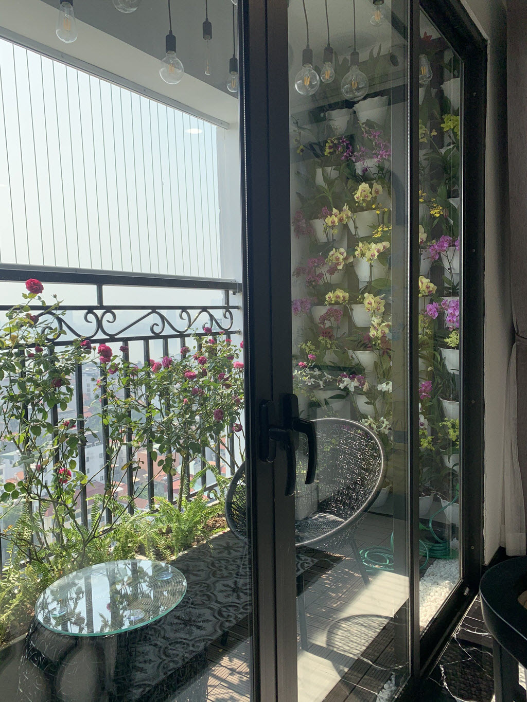 G&oacute;c thư gi&atilde;n, h&oacute;ng gi&oacute; nơi ban c&ocirc;ng ngập tr&agrave;n sắc hoa.