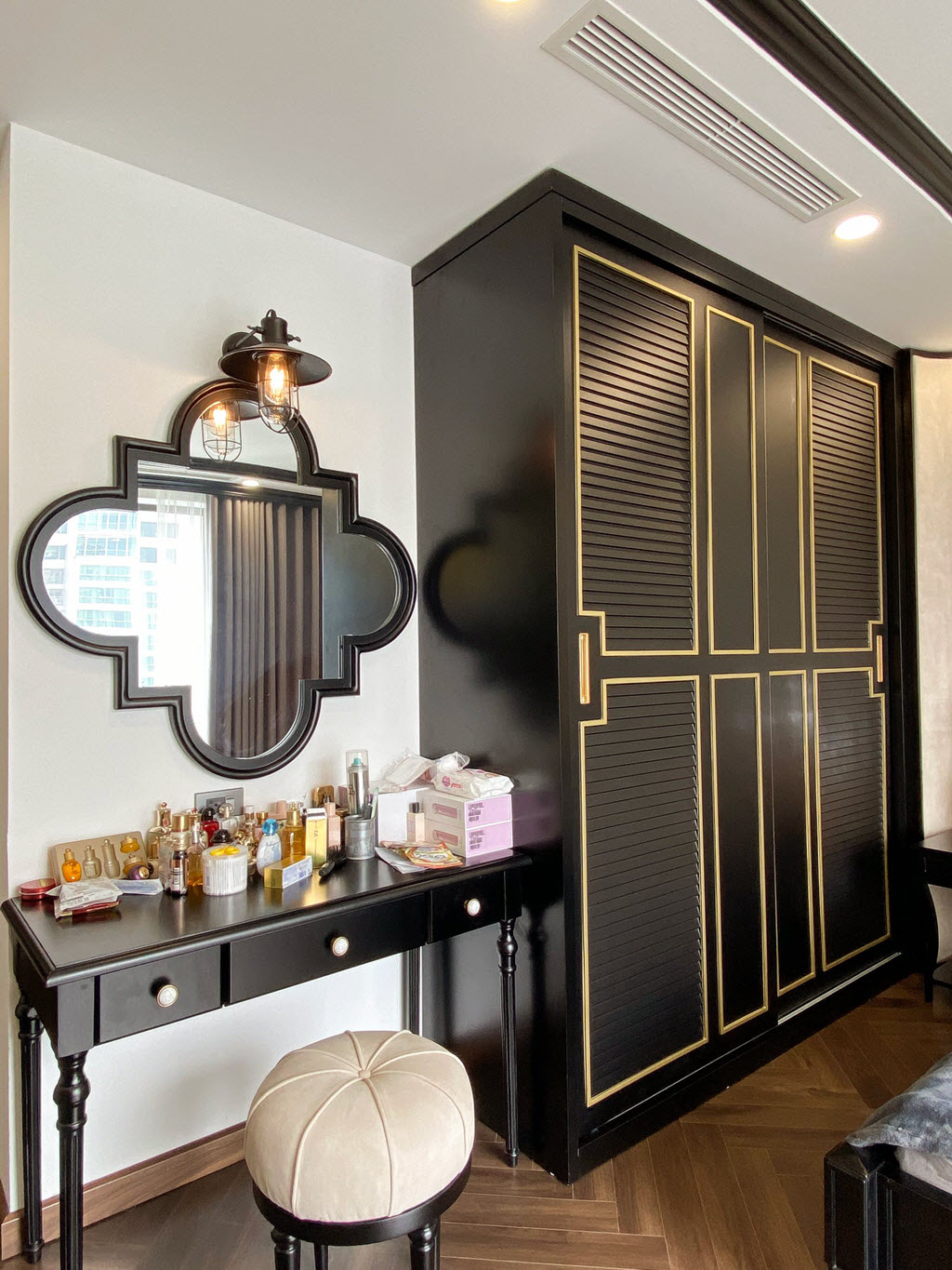 B&agrave;n trang điểm gọn xinh, sang chảnh d&agrave;nh cho nữ gia chủ.