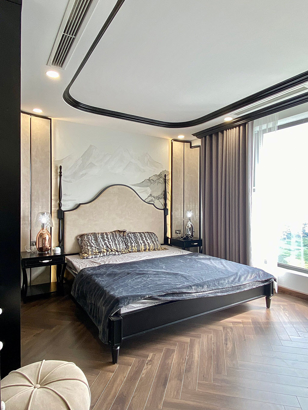 Ph&ograve;ng ngủ thứ ba sử dụng bảng m&agrave;u x&aacute;m trung t&iacute;nh chủ đạo, mang lại vẻ thanh lịch, tinh tế cho kh&ocirc;ng gian nghỉ ngơi, thư gi&atilde;n.