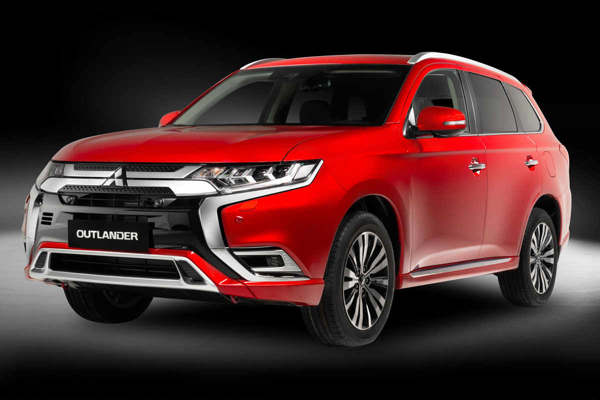 Mitsubishi Outlander 2022 ra mắt với 14 điểm nâng cấp, giá bán không đổi.