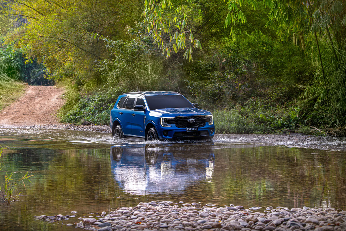 Ford Everest mới có khả năng lội nước sâu 800 mm.