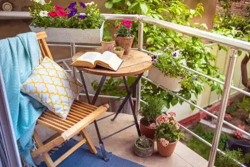 Kh&eacute;o l&eacute;o b&agrave;i tr&iacute; một ch&uacute;t, ban c&ocirc;ng nhỏ vẫn c&oacute; thể trở th&agrave;nh g&oacute;c thư gi&atilde;n ngo&agrave;i trời th&uacute; vị.