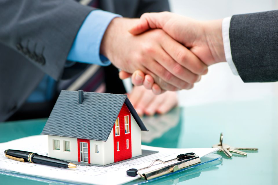 hình ảnh bắt tay hợp tác chuyển nhượng bất động sản