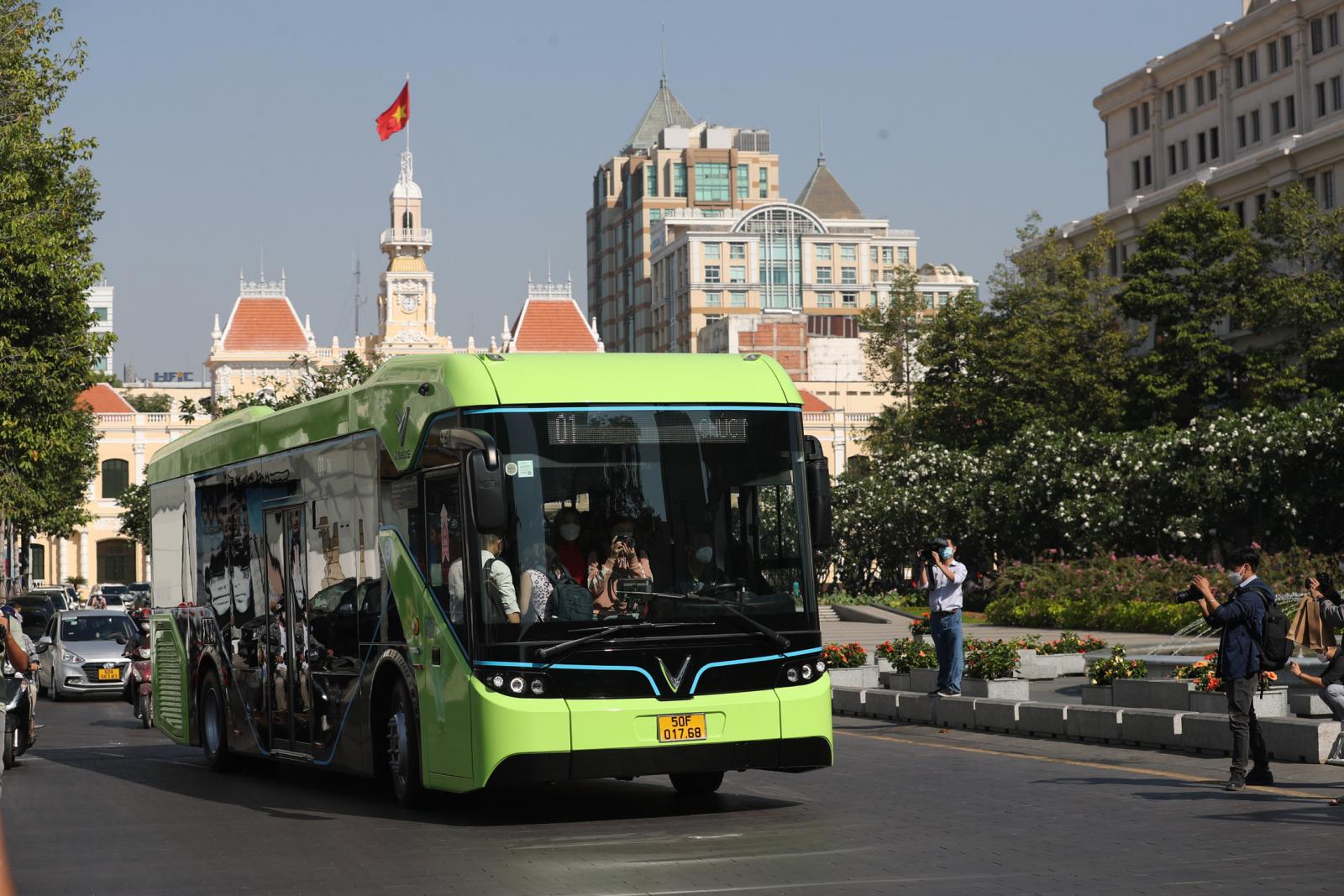 Mua vé trực tiếp trên xe buýt điện VinBus, người dân có thể sử dụng chip nội địa 1