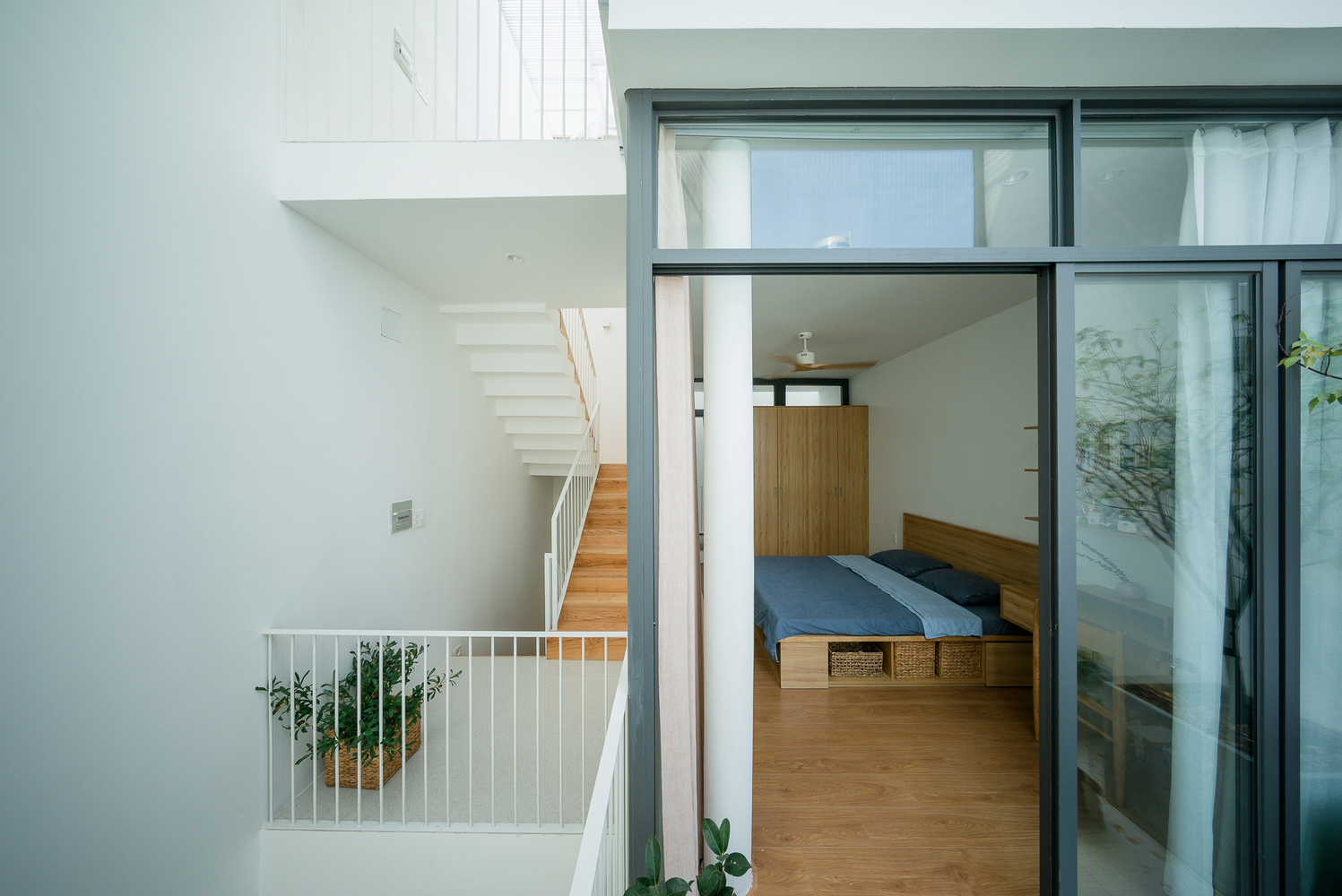 Cửa kính kết hợp cùng rèm cửa giúp gia chủ chủ động điều tiết linh hoạt ánh sáng tự nhiên vào phòng, tùy thời điểm trong ngày.