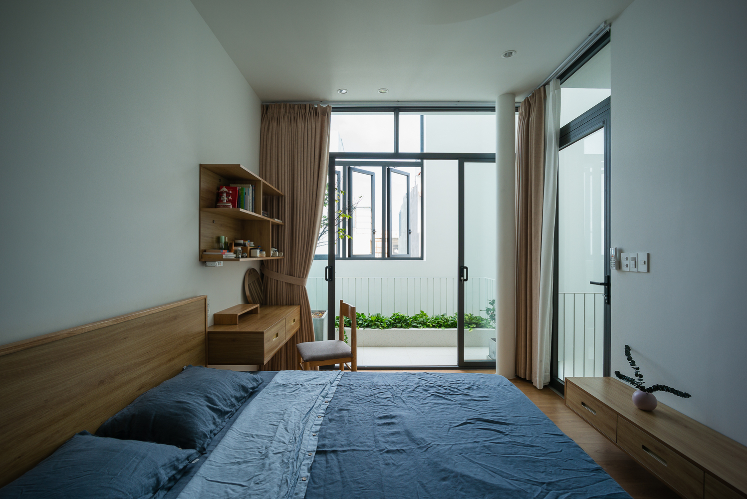 Thiết kế nội thất tối giản với bảng m&agrave;u trung t&iacute;nh chủ đạo mang lại cảm gi&aacute;c thư gi&atilde;n.