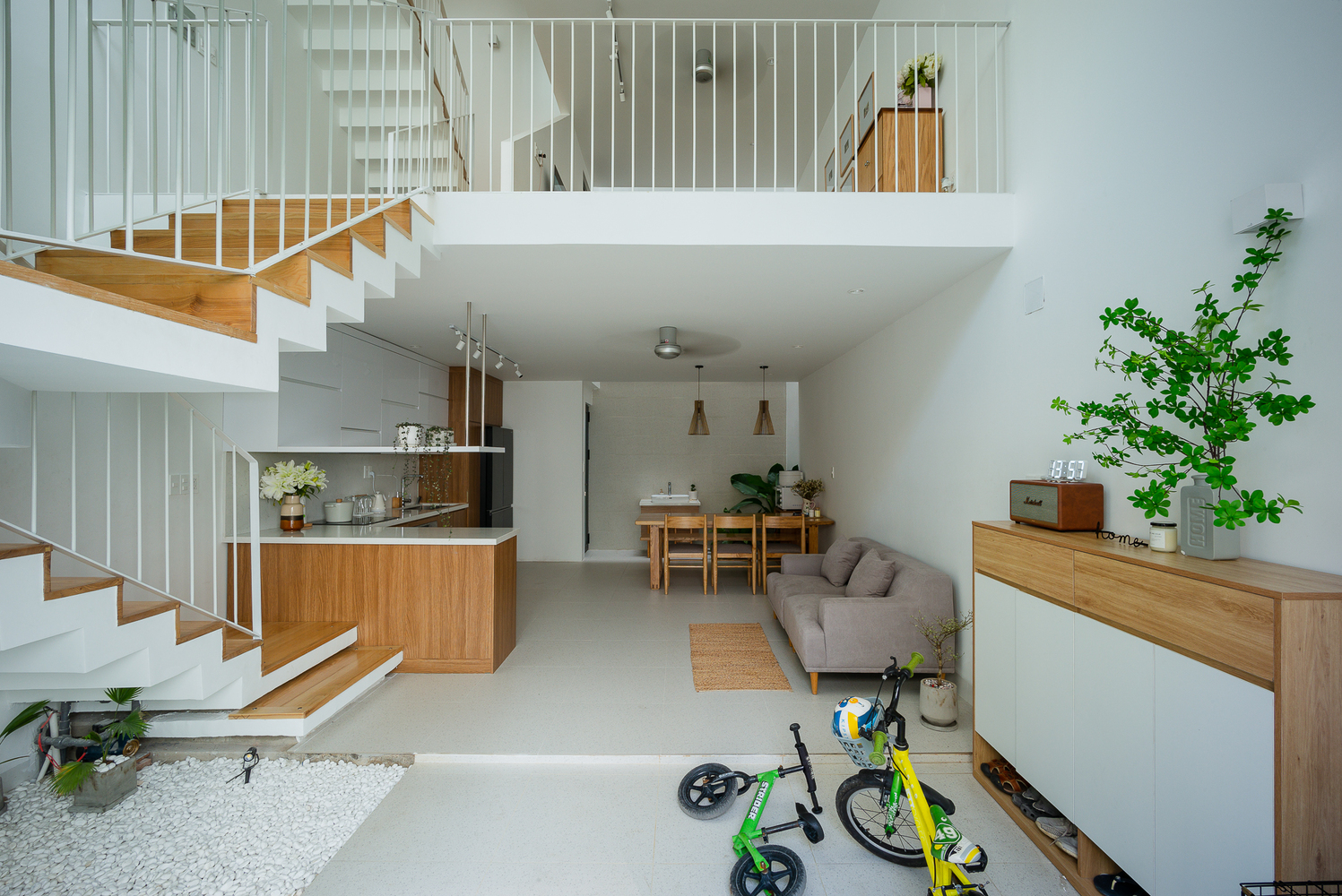 Kiến tr&uacute;c sư thay đổi c&aacute;c khu vực của c&aacute;c tầng kh&aacute;c nhau để tạo ra một giếng trời lớn ở ph&iacute;a trước, đảm bảo th&ocirc;ng gi&oacute;, lấy s&aacute;ng tự nhi&ecirc;n tối đa.