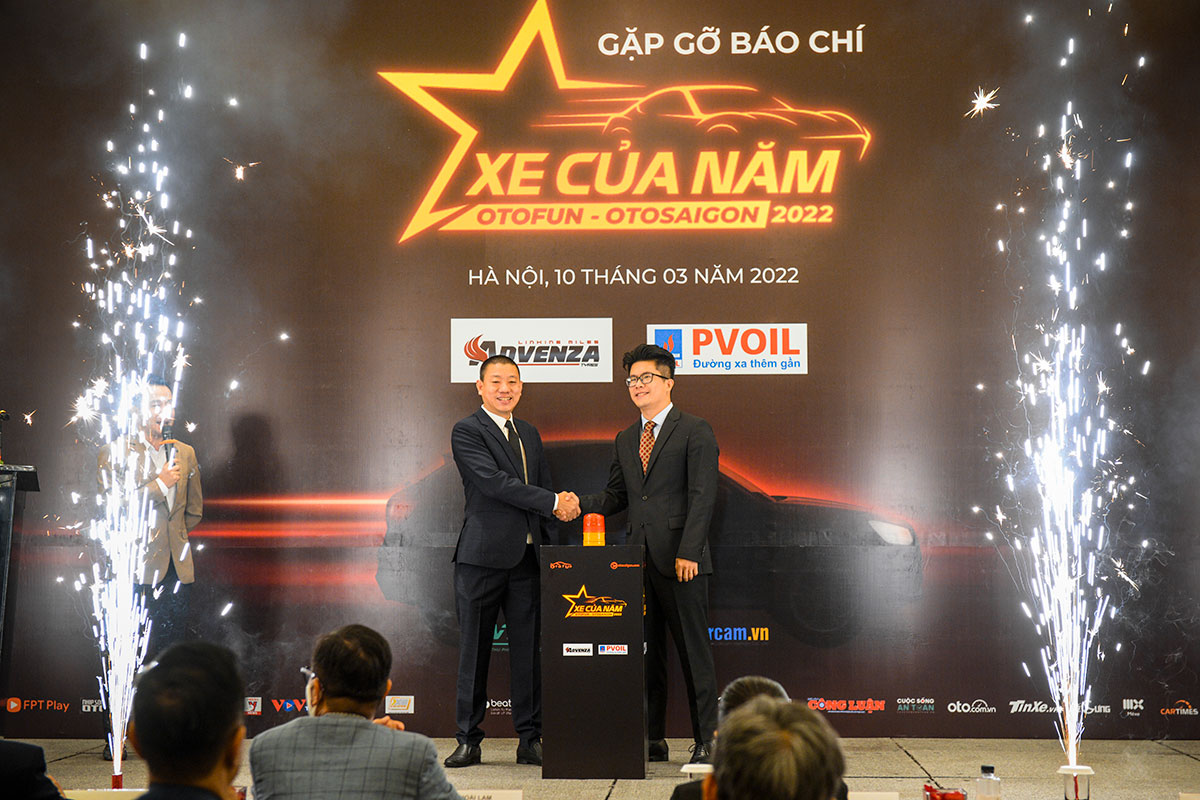 &Ocirc;ng Nguyễn Đại Ho&agrave;ng v&agrave; &Ocirc;ng Ng&ocirc; Kỳ Lam ch&iacute;nh thức bấm n&uacute;t mở cổng b&igrave;nh chọn chương tr&igrave;nh Xe của năm 2022.