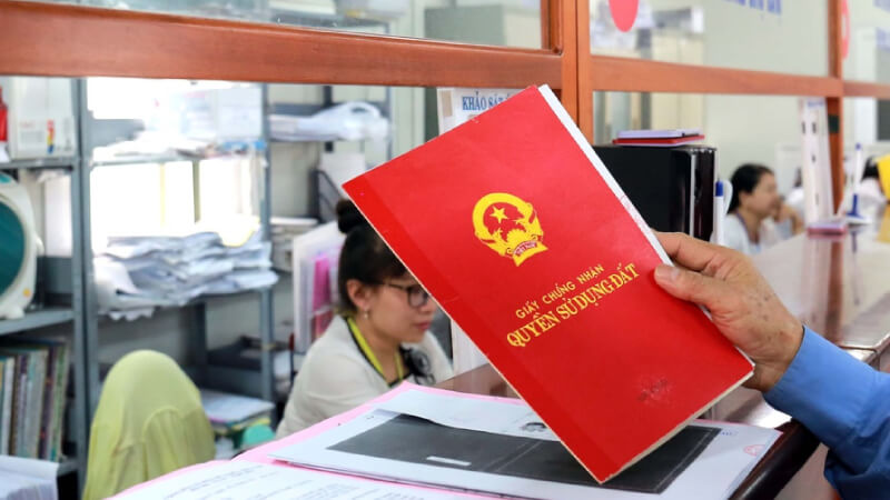 cận cảnh sổ đỏ ở văn phòng đăng ký đất đai
