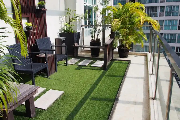Không gian thư giãn ngoài trời lý tưởng nơi ban công với thảm cỏ nhân tạo xanh mát.