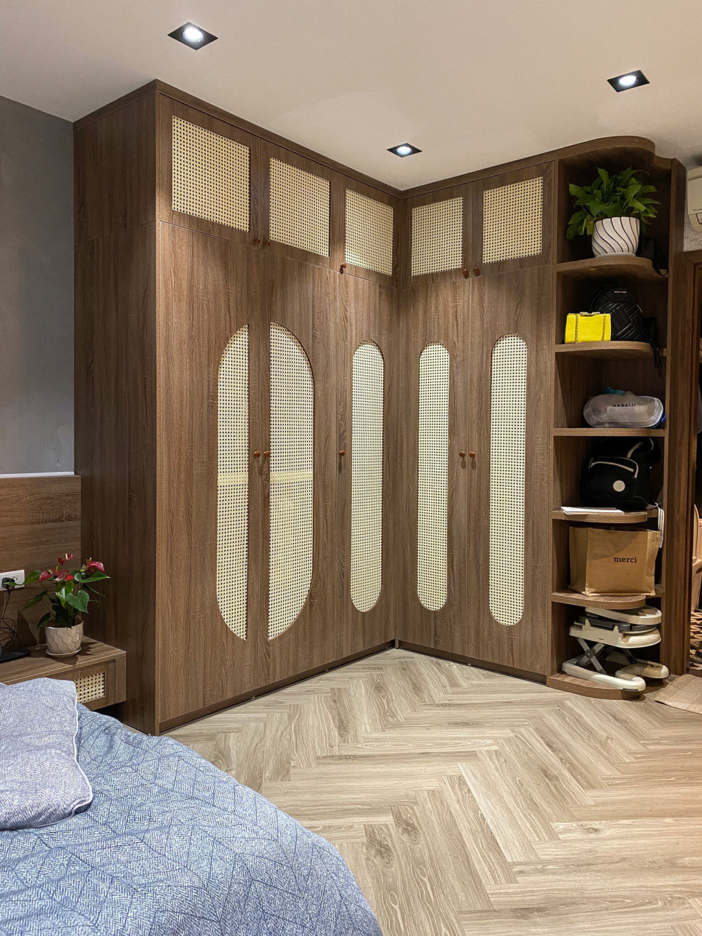 Tủ quần &aacute;o bằng gỗ cao kịch trần nhưng kh&ocirc;ng hề g&acirc;y cảm gi&aacute;c nặng nề nhờ những khung v&ograve;m cửa m&acirc;y xen kẽ nhẹ nh&agrave;ng.