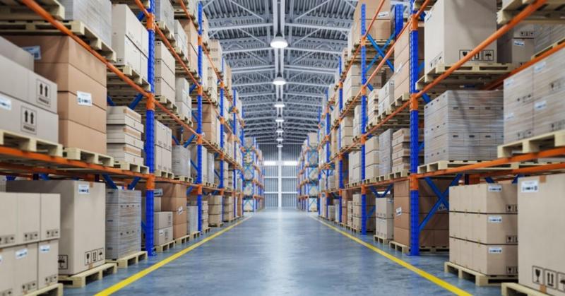 h&igrave;nh ảnh b&ecirc;n trong một kho lạnh với c&aacute;c kiện h&agrave;ng, th&ugrave;ng cacton xếp chồng ngay ngắn